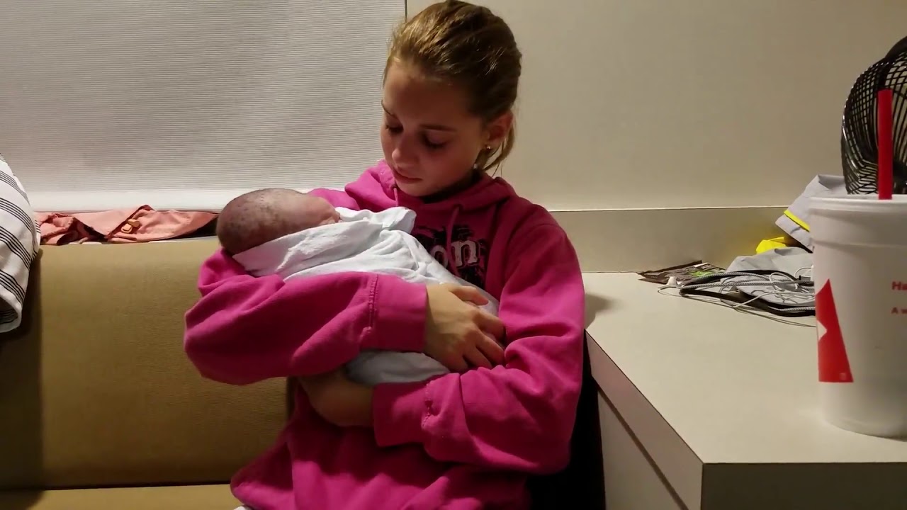 Elle tient son petit frère dans ses bras pour la première fois