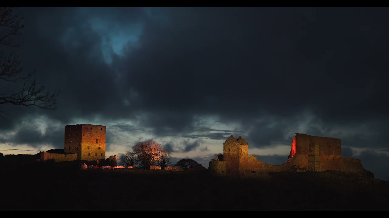 Hammershus i magisk lyss&aelig;tning&ndash; smuk decemberaften p&aring; Bornholm