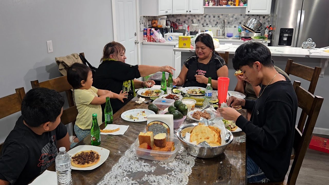 Asi disfrutamos de los ricos sopes que preparamos para comer en familia 