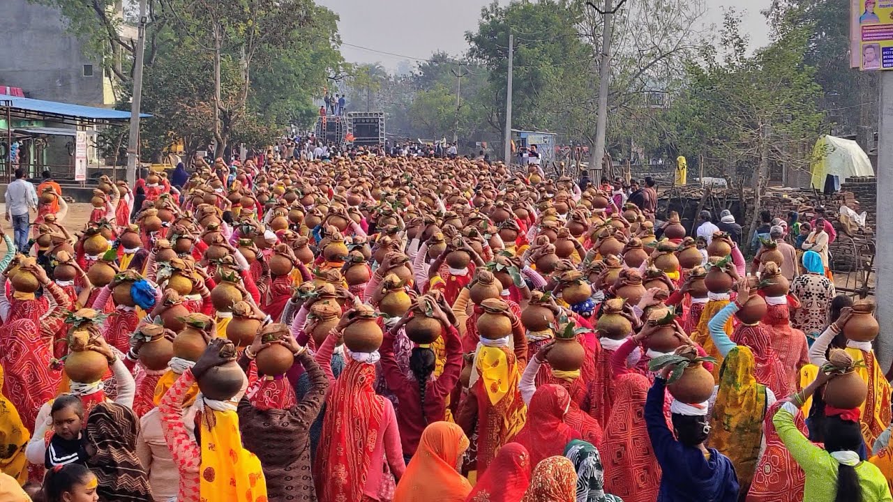 दिव्य और भव्य कलश यात्रा अम्बवाय झाँसी की पवन धरा पर