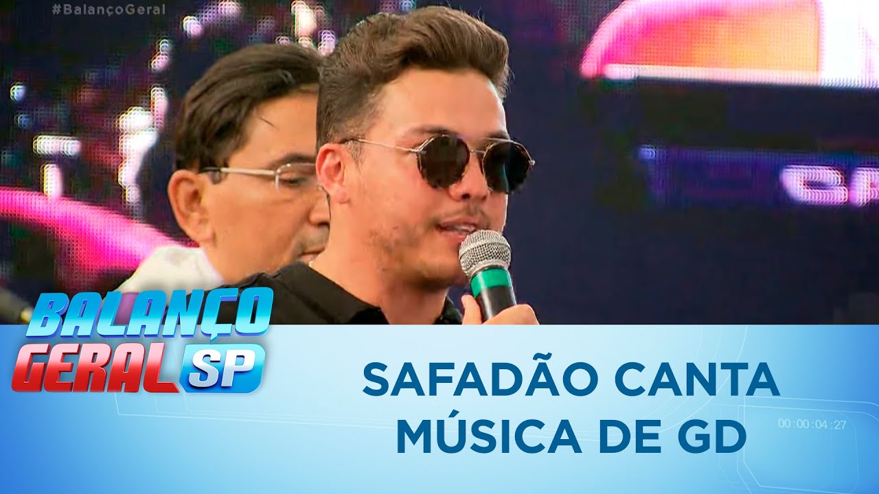 Wesley Safad&atilde;o sings Gabriel Diniz's song at the end of the wake.