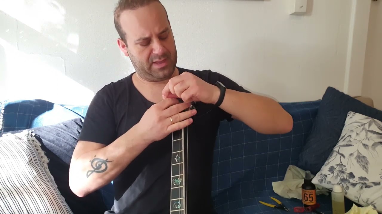 Αλλαγή χορδών & καθάρισμα - Strings changing & cleaning