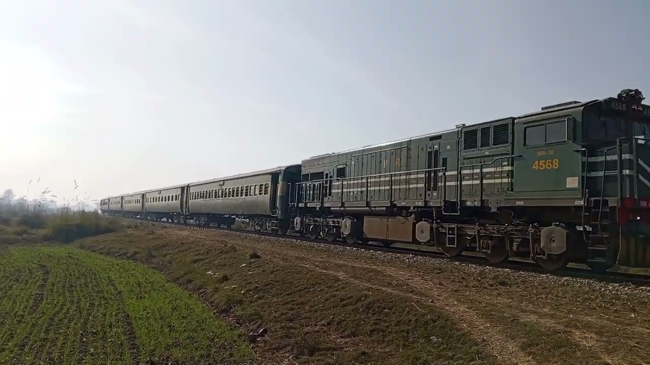 #khushalkhankhattak Train crossing Shikarpur right time #bolanmail 