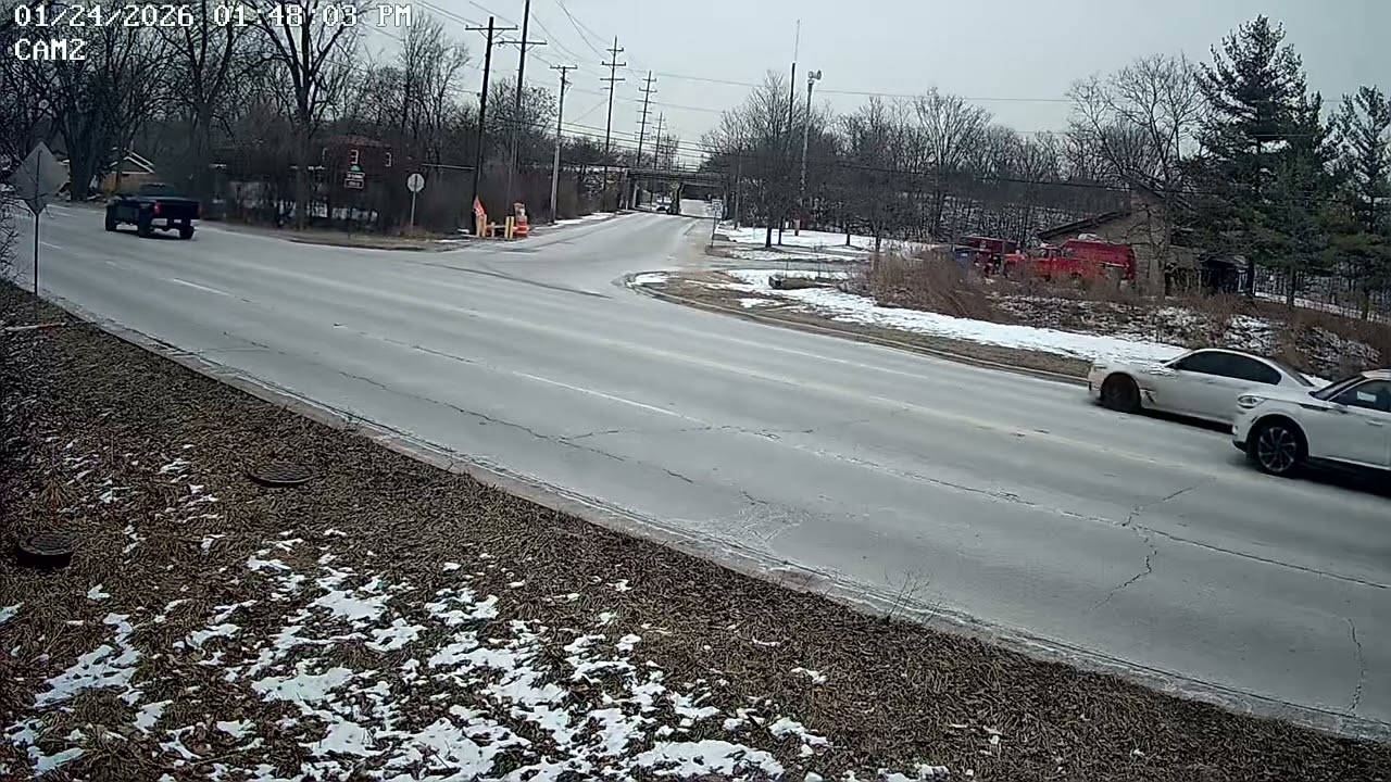 LOUD Car Goes 311/ft in 2.5sec=80mph in 40mph Area as Cars Cross Legacy Hwy IL-7