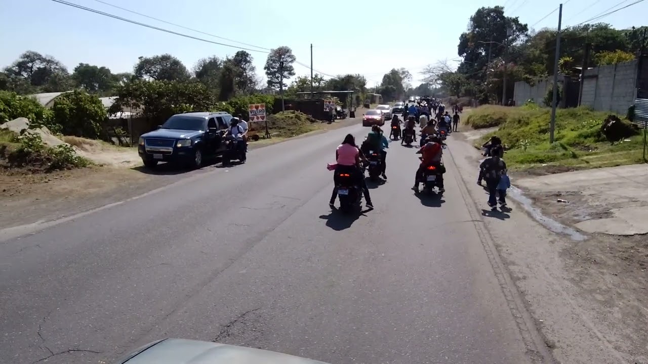 grupo de motorista rumbo a la carerra de caballos 26026