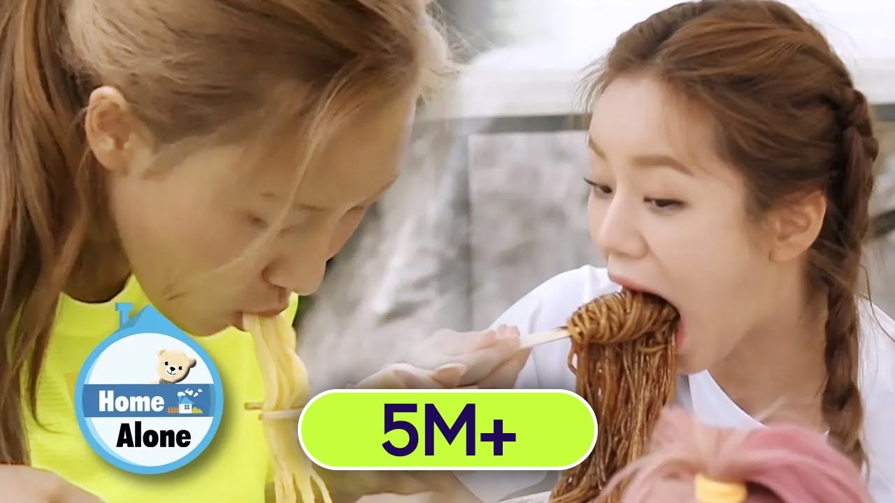 Hye Ri Eats a Fistful of jjajangmyeon at One Bite [Home Alone Ep 300]