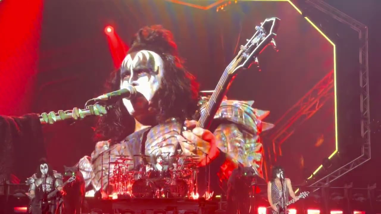 Kiss - Lick It Up - 30/8/22  Live@adelaideentertainmentcentre  - End Of The Road Toir