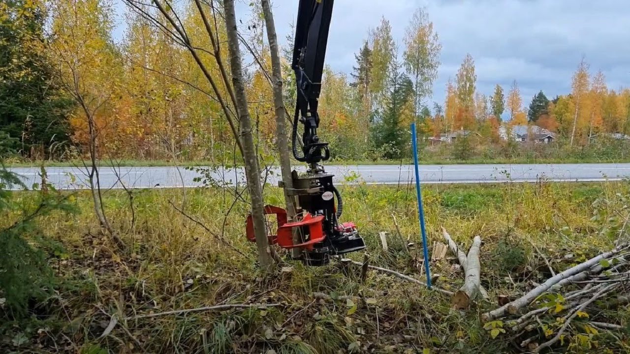 Farmikko 220TCE tree shear in action // 220TCE energiakouralla energiapuun korjuuta