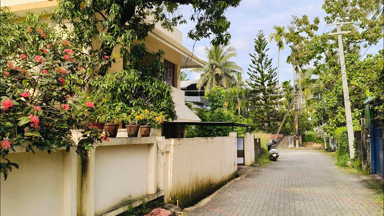  USED Gated villa forsale. വൈറ്റില,  റോഡ് ഫ്രണ്ട്, എറണാകുളം. 6 Cent. 2500 sqft, #video 
