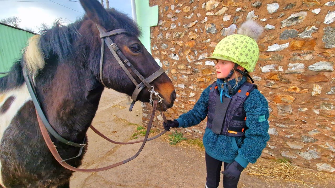 CHARLOTTE JUMPS ONE HANDED ON LADY HORSE PONY #horse # #equestrian  #horseriding #riding