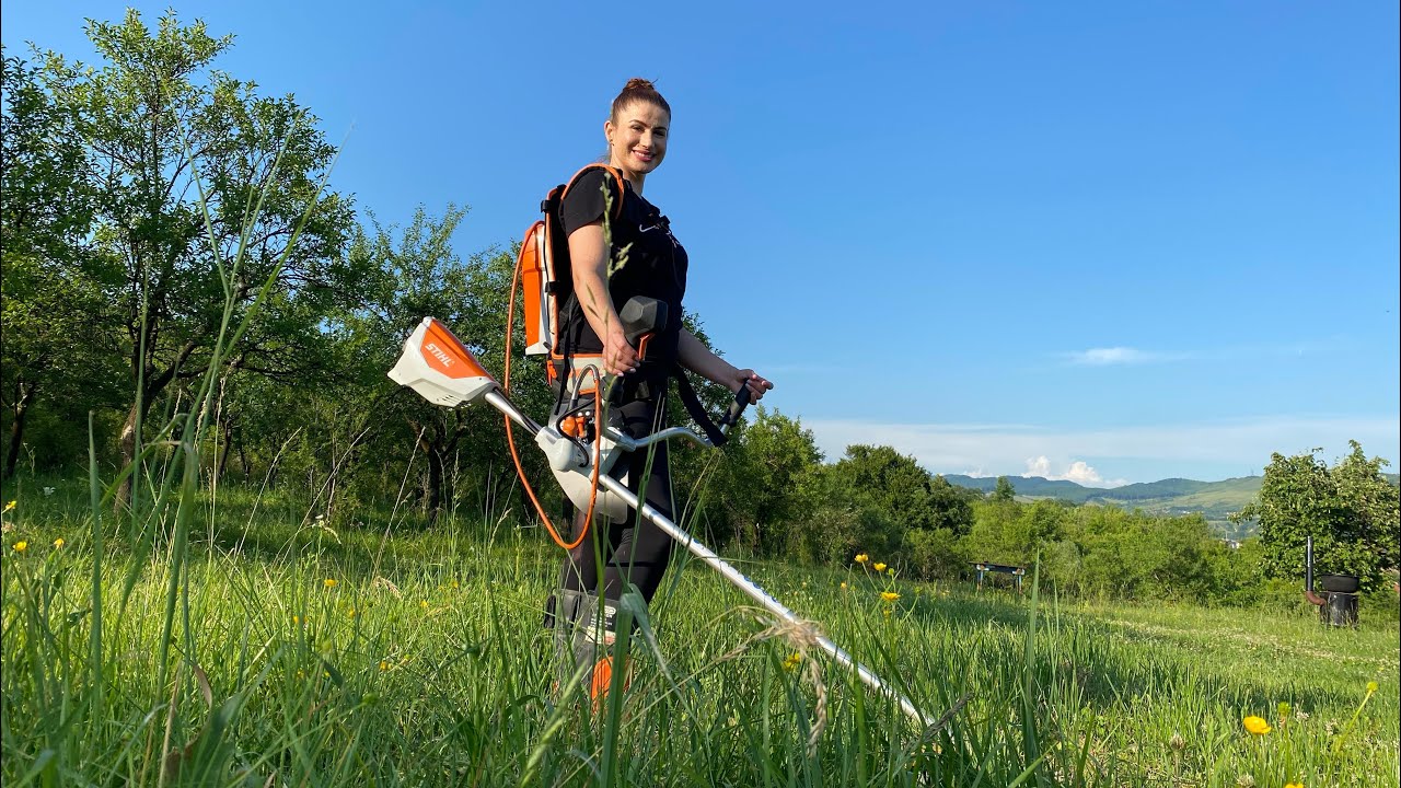 My girlfriend mowing for the very first time with Stihl Fsa 130 battery powered brushcutter.