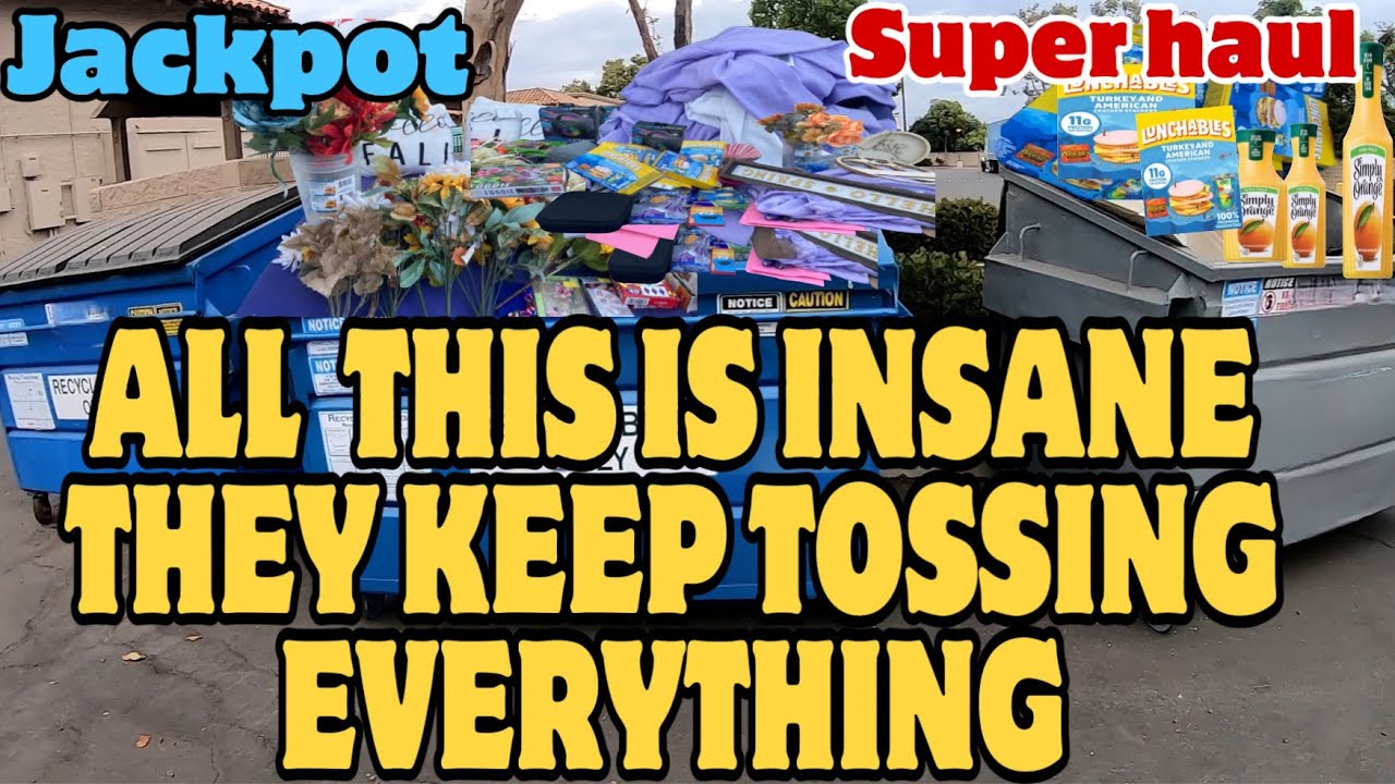 DUMPSTER DIVING - THIS INSANE THE MANAGER KEEP TOSSING ALL THIS IN THEIR DUMPSTERS. SUPER MEGA HAUL