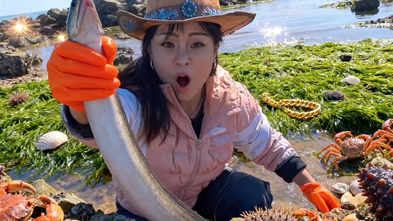 Xiao Zhang Struck It Rich While Beachcombing; He Found A Gold Bracelet.