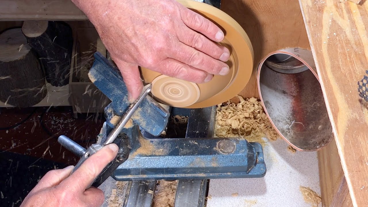 Richard Raffan shows two ways to remove the foot on a bowl.