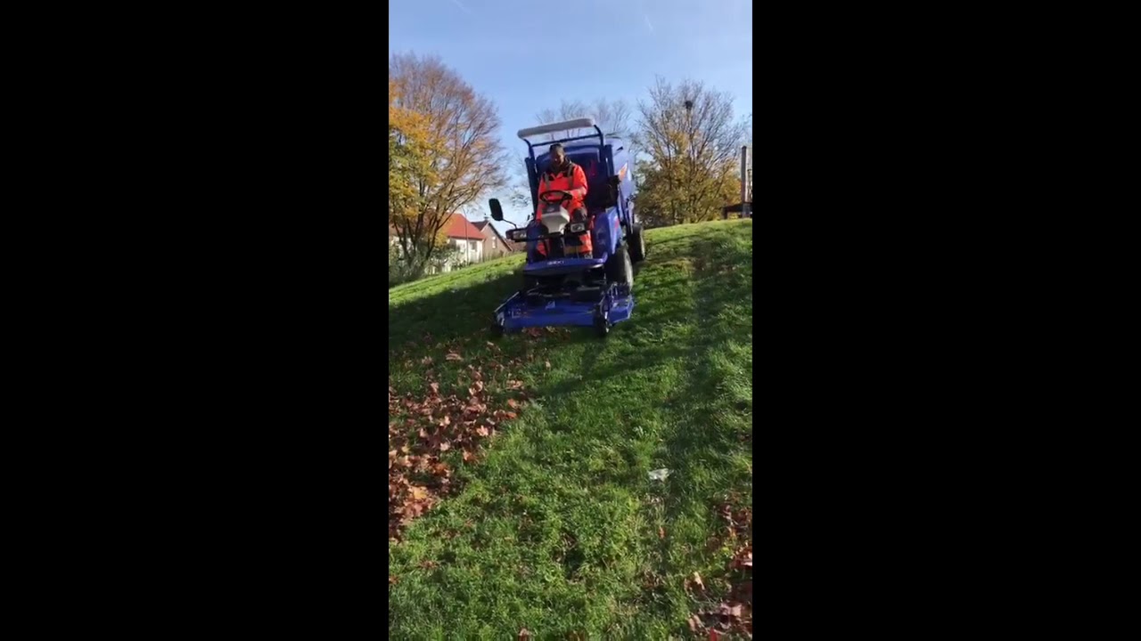 ISEKI SF 450 - M&auml;hen und Laubaufnahme auf nasser Wiese