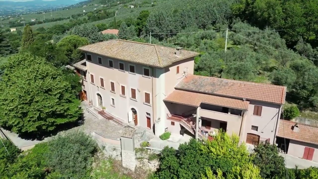 STRUTTURA STORICA, CON ALLOGGIO DEL CUSTODE, CAPPELLA CONSACRATA, TERRENO E SORGENTE.