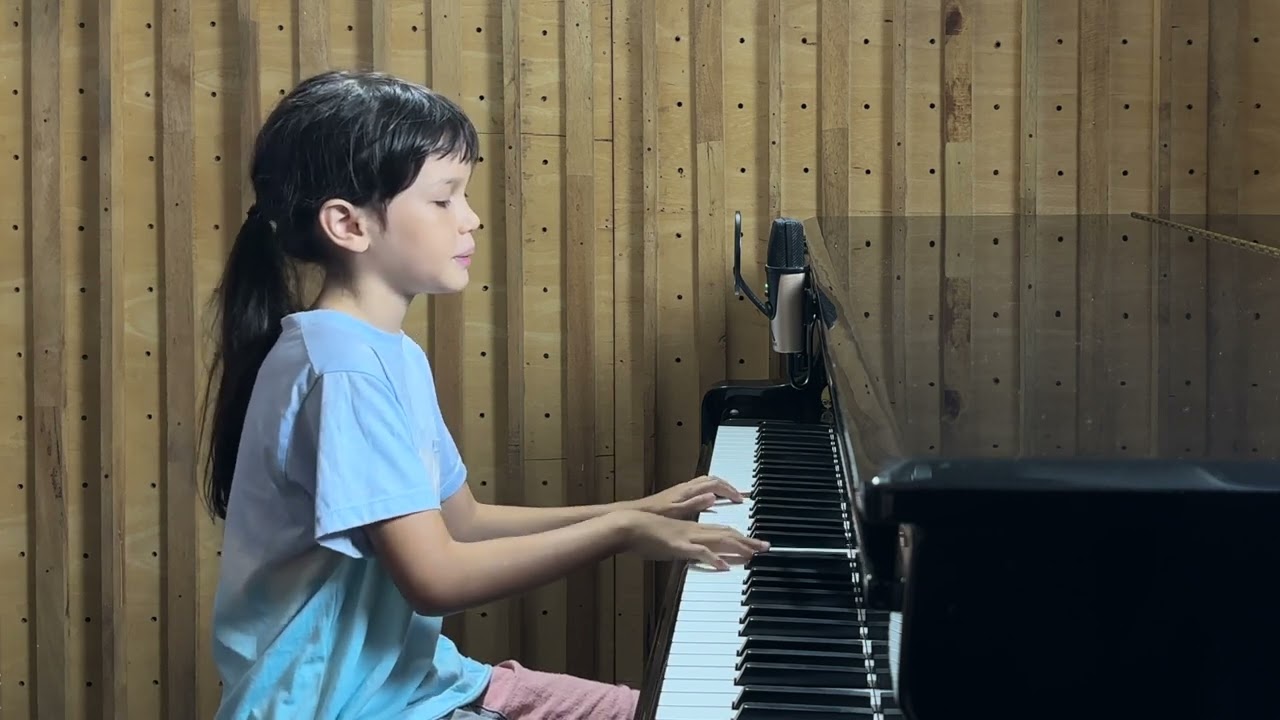 เอมมาลีร้องเพลง 