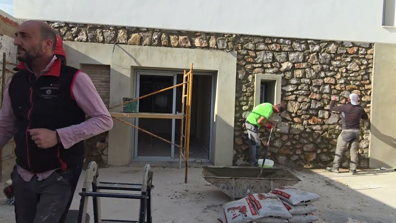 Como sacar piedra de pared ( Picar) y rellenada queda  rustica con relieve 