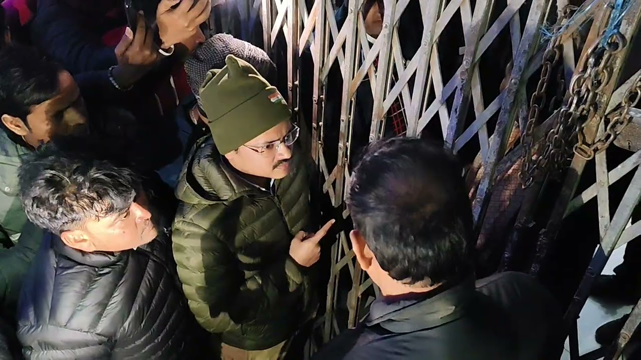 Mau news : प्रसूता की मौत के बाद फातिमा अस्पताल में जम कर हंगामा भारी पुलिस बल तैनात...