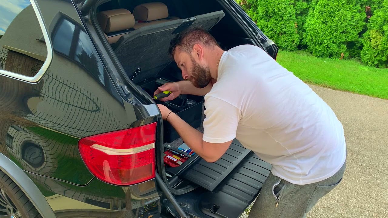 BMW X5 E70 výmena krytu v kufri / trunk loading sill cover replacement