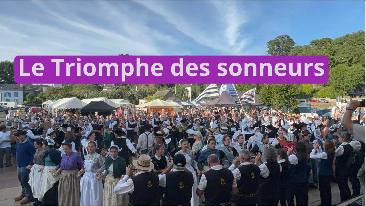 Le Triomphe des sonneurs sonneurs  de la Fête des Fleurs d'Ajonc 2025 à Pont-Aven.