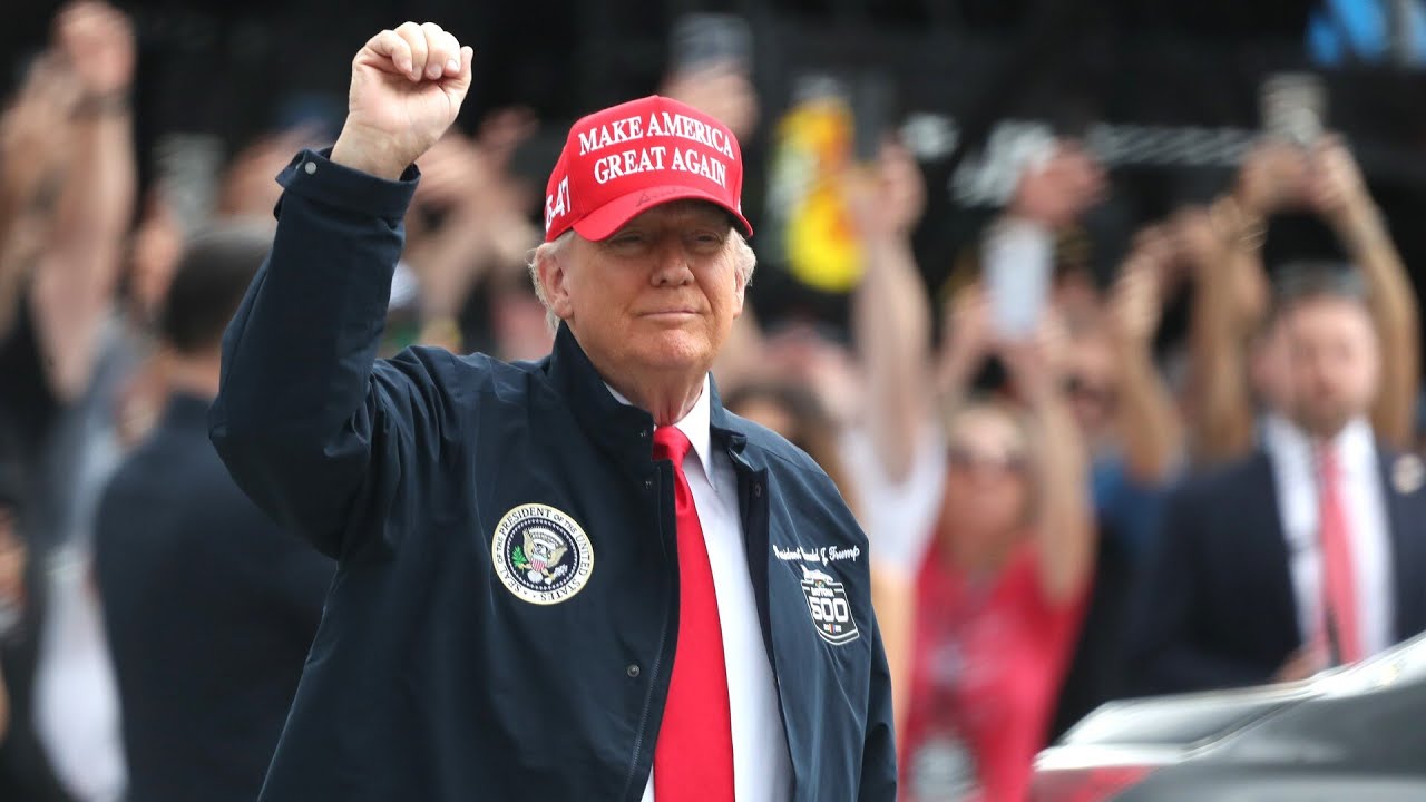 Donald Trump takes victory lap at Daytona 500 to thunderous cheers