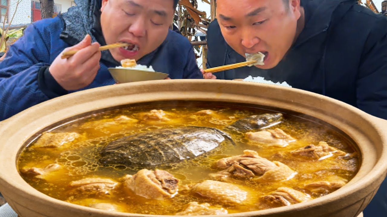 大哥腳疼，二弟做一大鍋“燉雞湯”，湯鮮味美真過癮【鐵鍋視頻】
