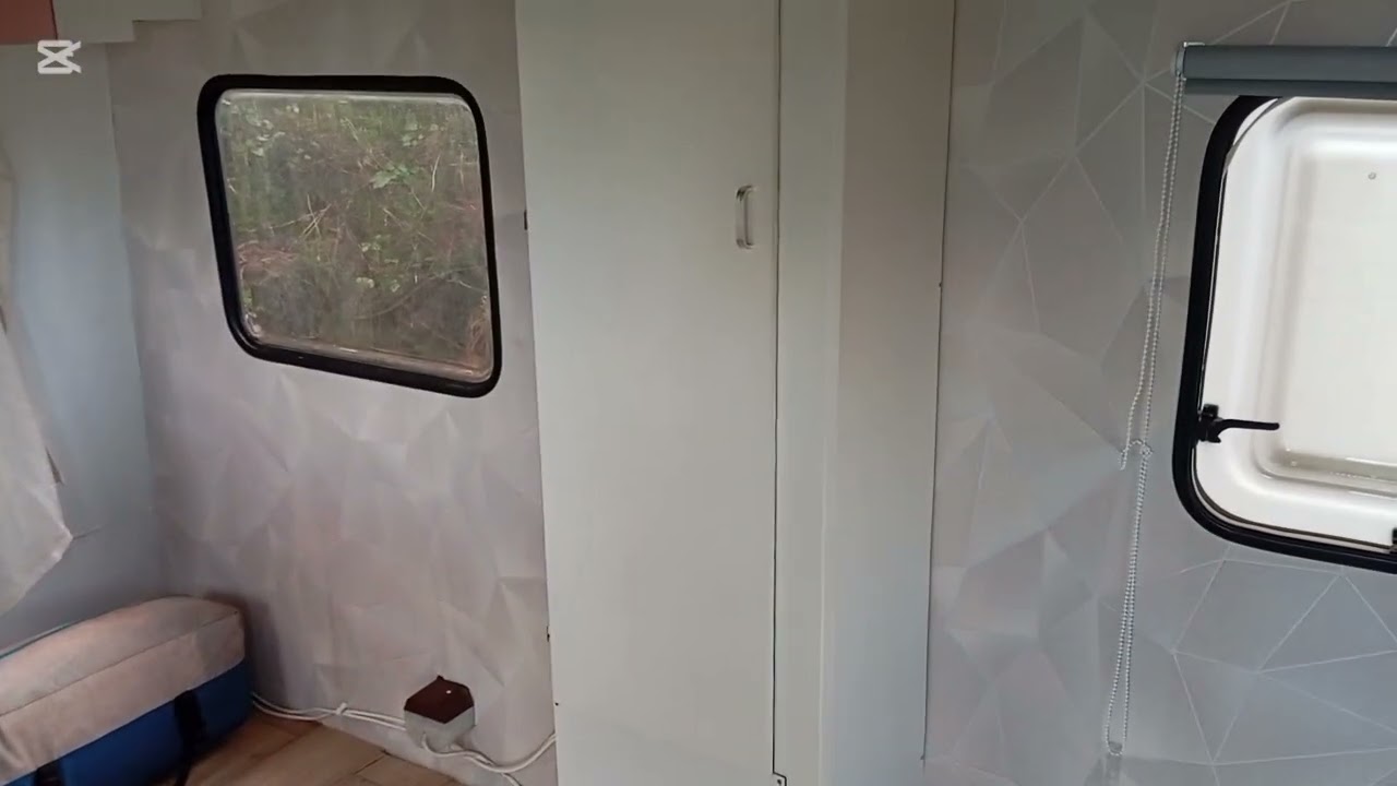 Met San in de caravan, de vloer gaat erin.