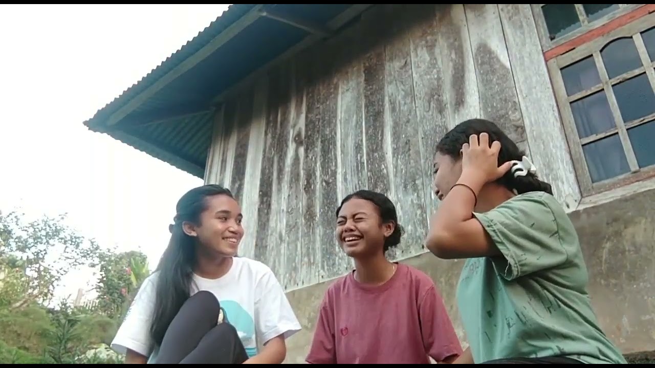 Aku, Elsa dan Jeslin lagi curhatt pada saat kelas 3 SMA