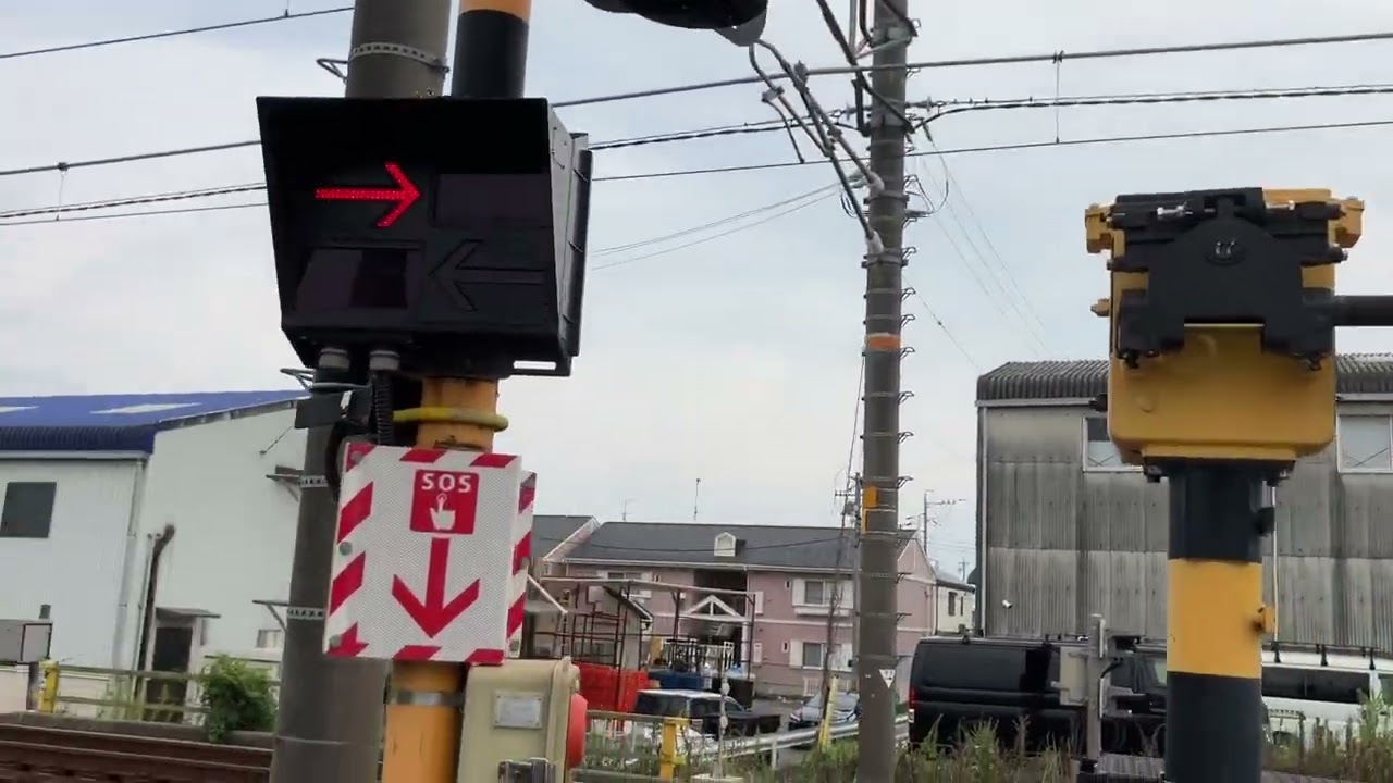 JR東海道本線　岡崎～西岡崎間の踏切。（2本通過）上り　下り