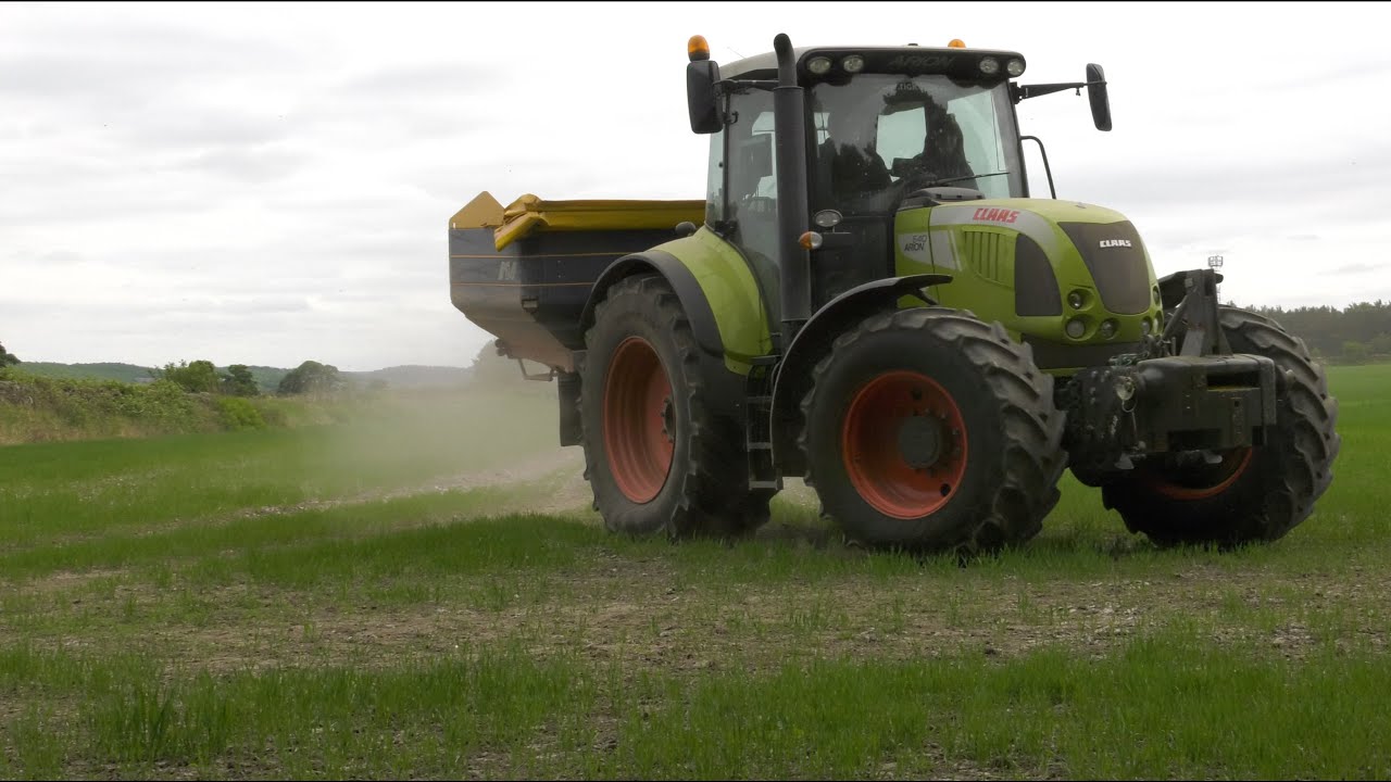 Claas Arion 640 applying potash