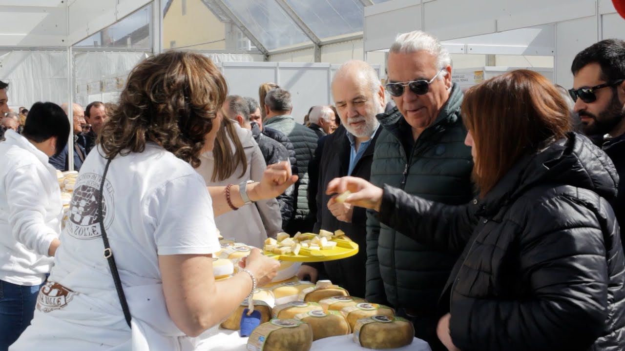 Centenares de personas acuden a la Feira do Queixo de Friol