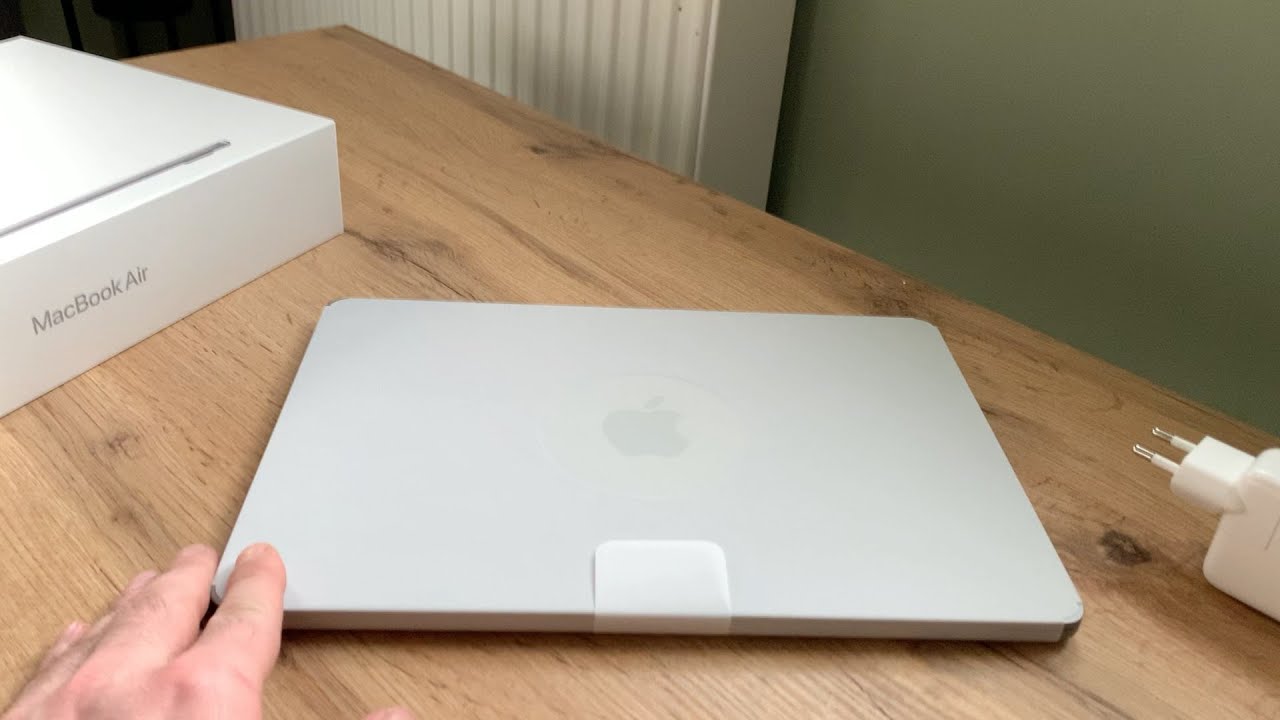 M2 MacBook Air unboxing - Space Gray