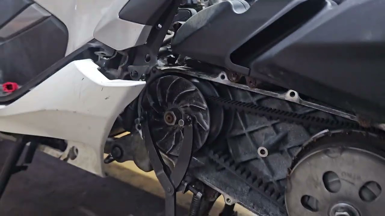 Honda pcx! 지하주차장 1년방치로 엔진이 붙었어요.