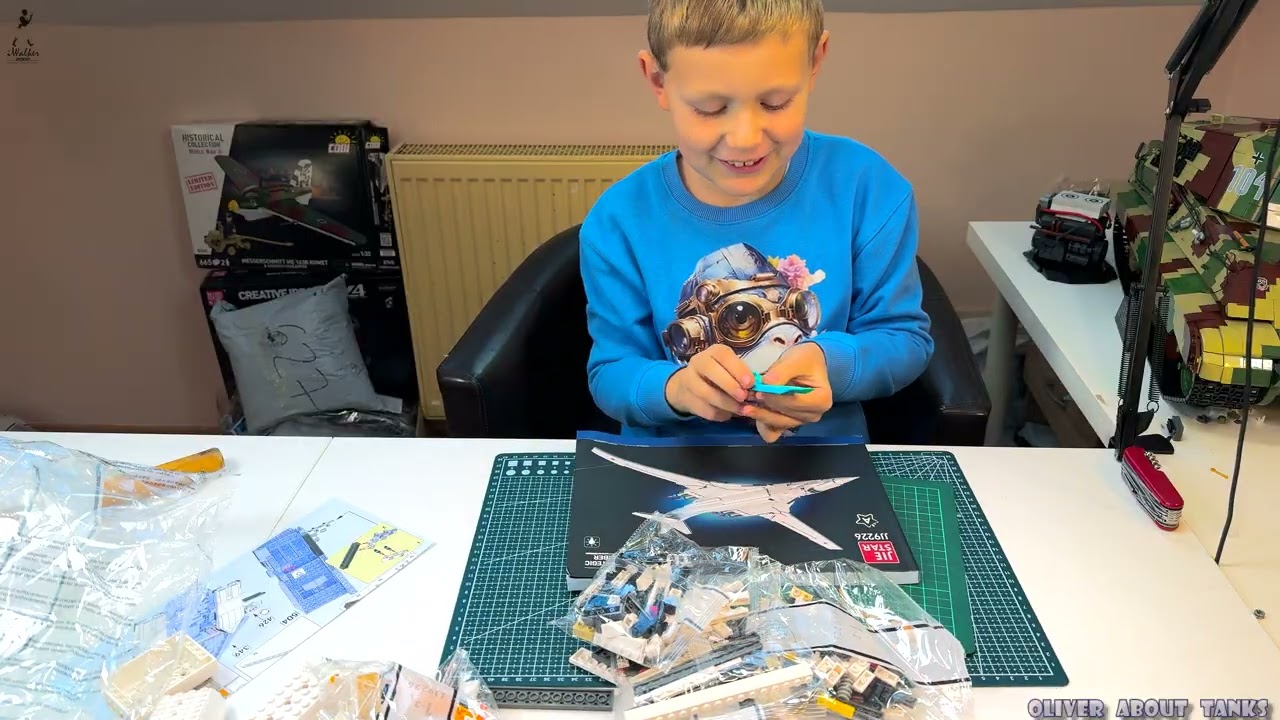 Самолеты из LEGO: Оливер собирает Ту-160 - подарок на Рождество - огромная модель бомбера, ч.1/4