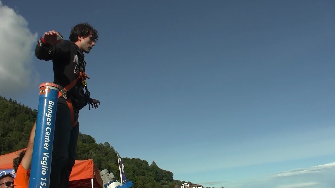 Primo salto al bungee jumping di Veglio