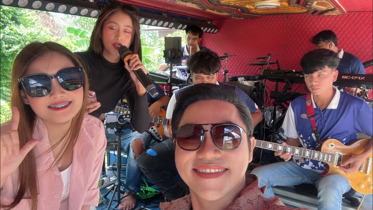 เริ่มครับ บ้านหลุบคา รถแห่สาวน้อย