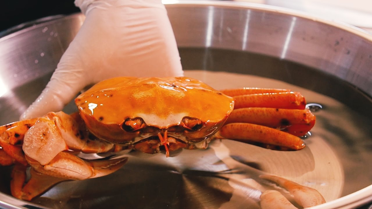 How to prepare and clean a crab for cooking