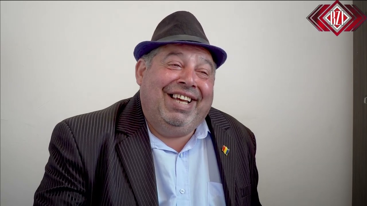 Îl vedeți? El este Petrică Marchidan și este unul dintre puținii romi învățători din Iași