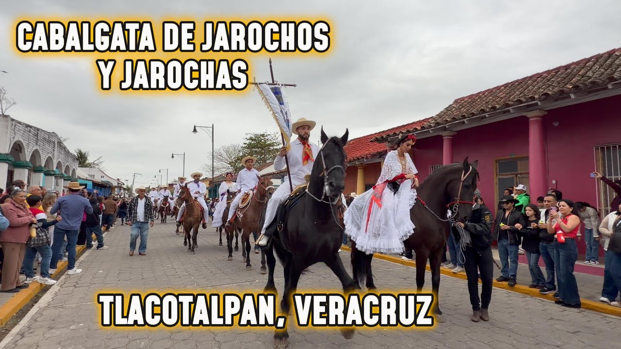 CABALGATA DE JAROCHOS Y JAROCHAS EN LAS FIESTAS DE LA CANDELARIA EN TLACOTALPAN, VERACRUZ