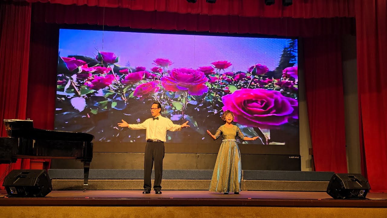 歌曲： 1） 含苞欲放的花 2） 剪羊毛