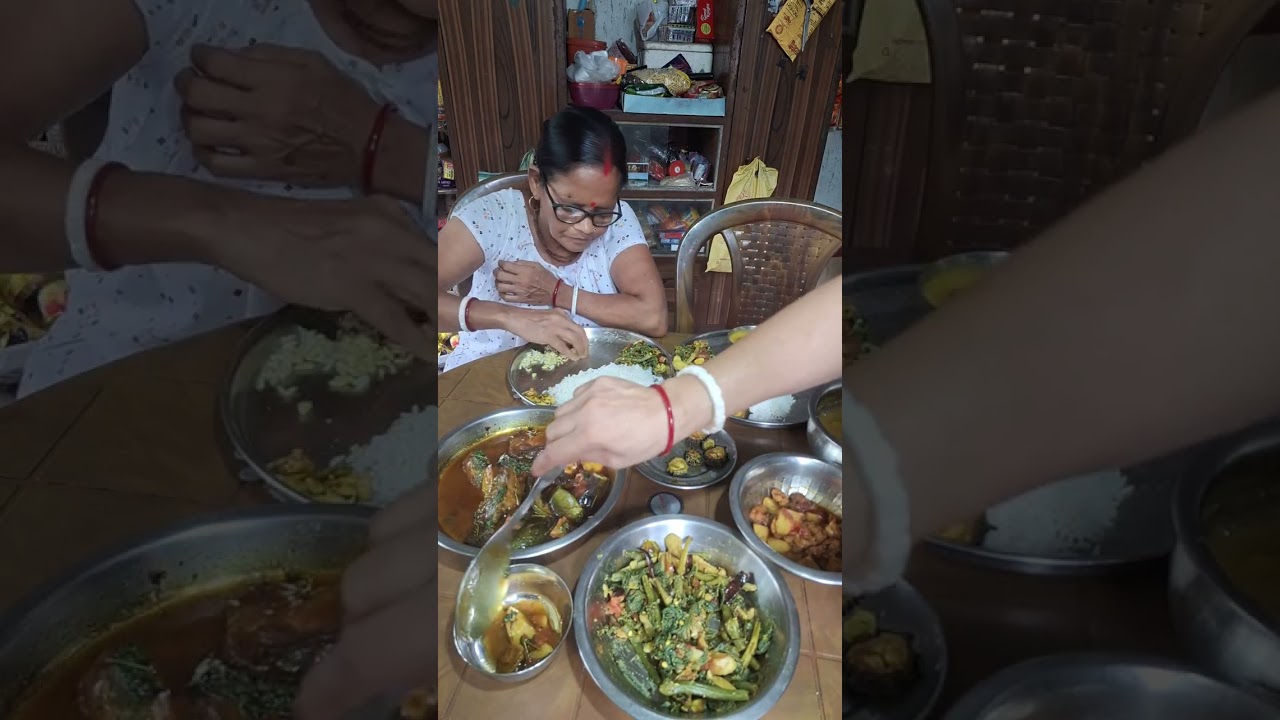 সত্যিই আমার মা টা আর মনে হয় কোনদিনও বড় হবে না 😀🙂#lunch