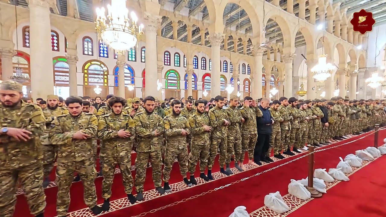 معايدات السوريين عقب صلاة العيد في المسجد بني أمية بدمشق