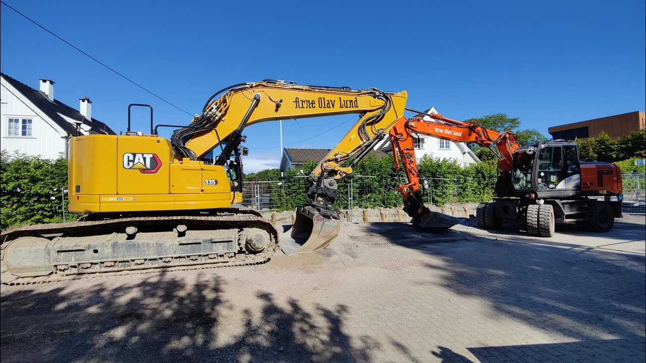 cat 335 next gen with @OilQuick. The last dig in this ditch😢.