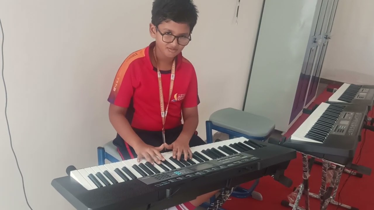 Tu cheez badi hai mast song on keyboard#keyboard version