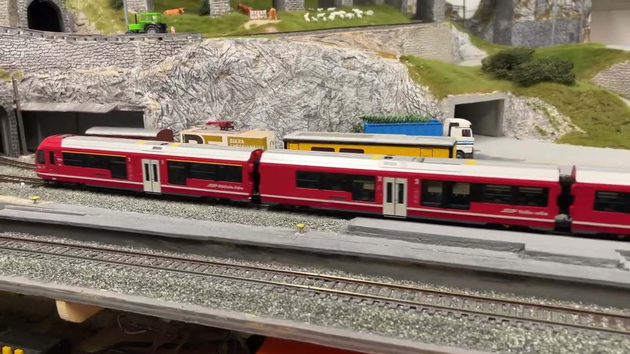 5 Züge und 2 Busse aktuell auf meiner Modelleisenbahnanlage