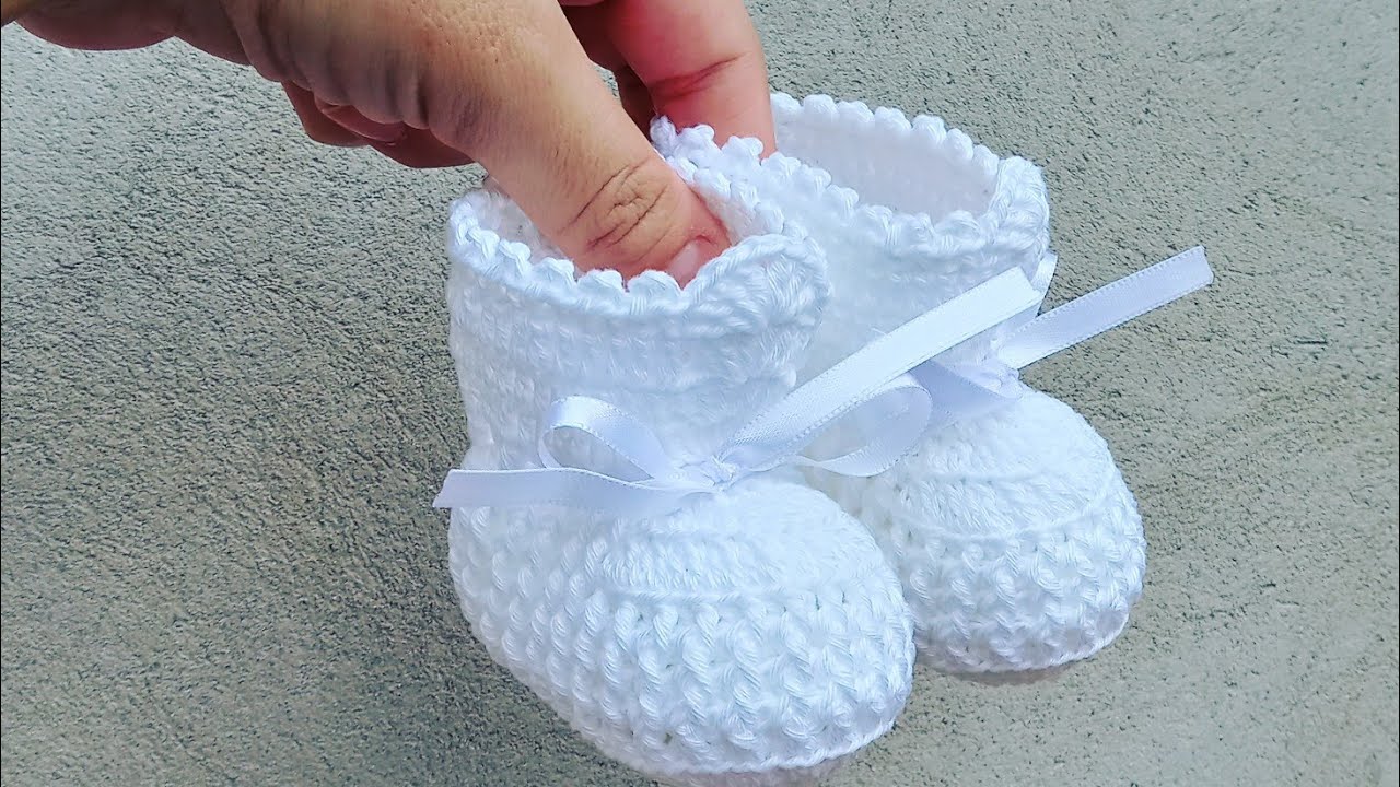 BOTINHA DE CROCHE/ serve até 4 meses fácil de fazer