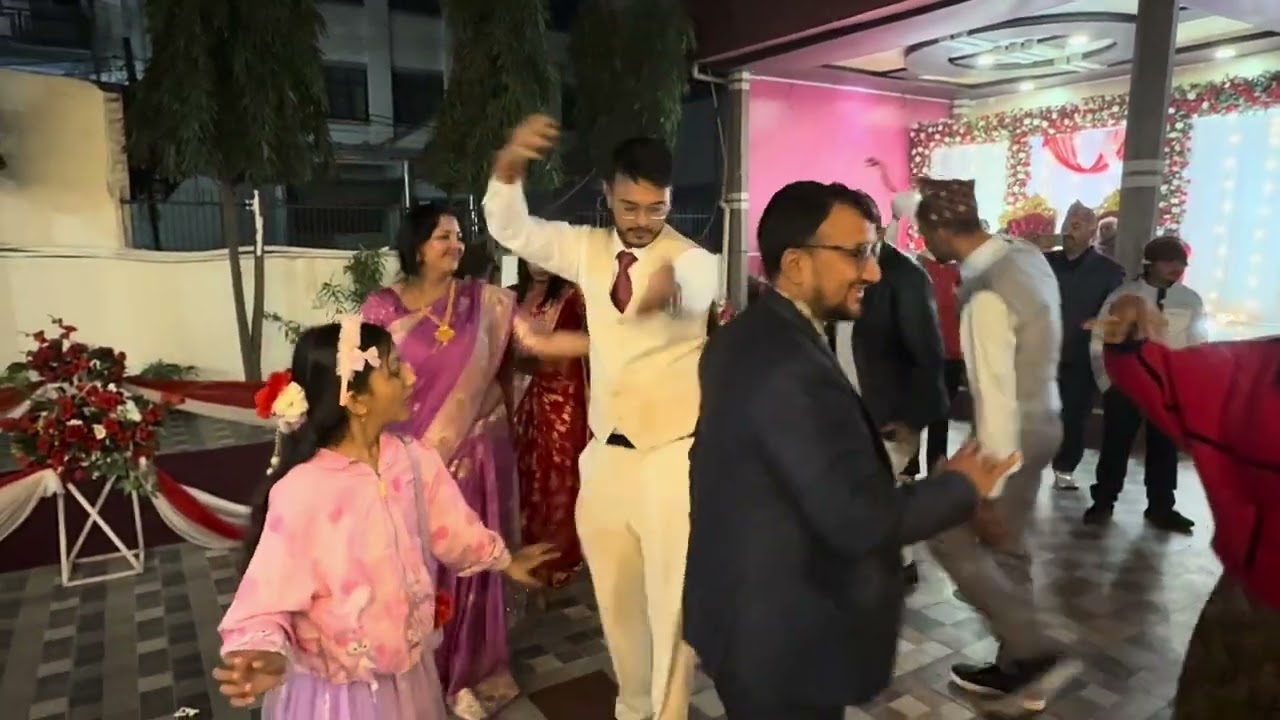 खतरा नाच बाजामा एकपटक हेरौं