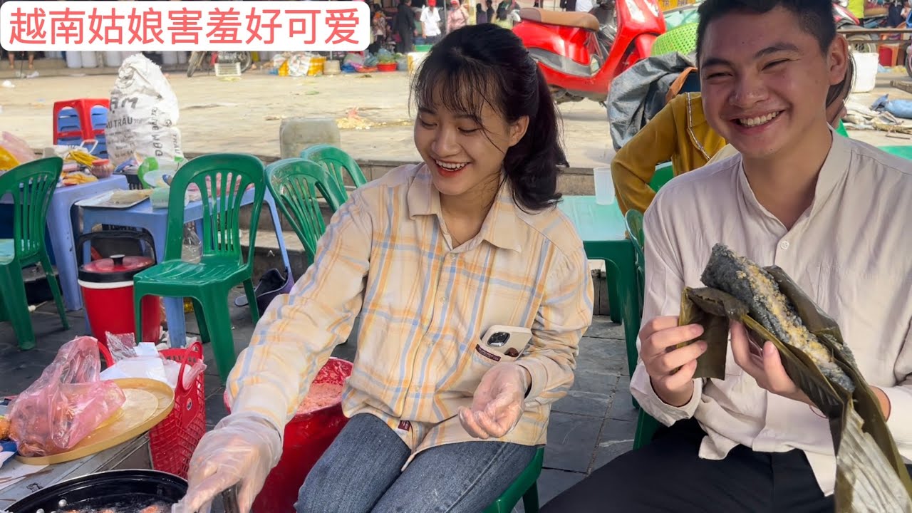 越南農村姑娘在趕集市場做煎餅賣，越南泡妞在來全買她害羞臉紅了