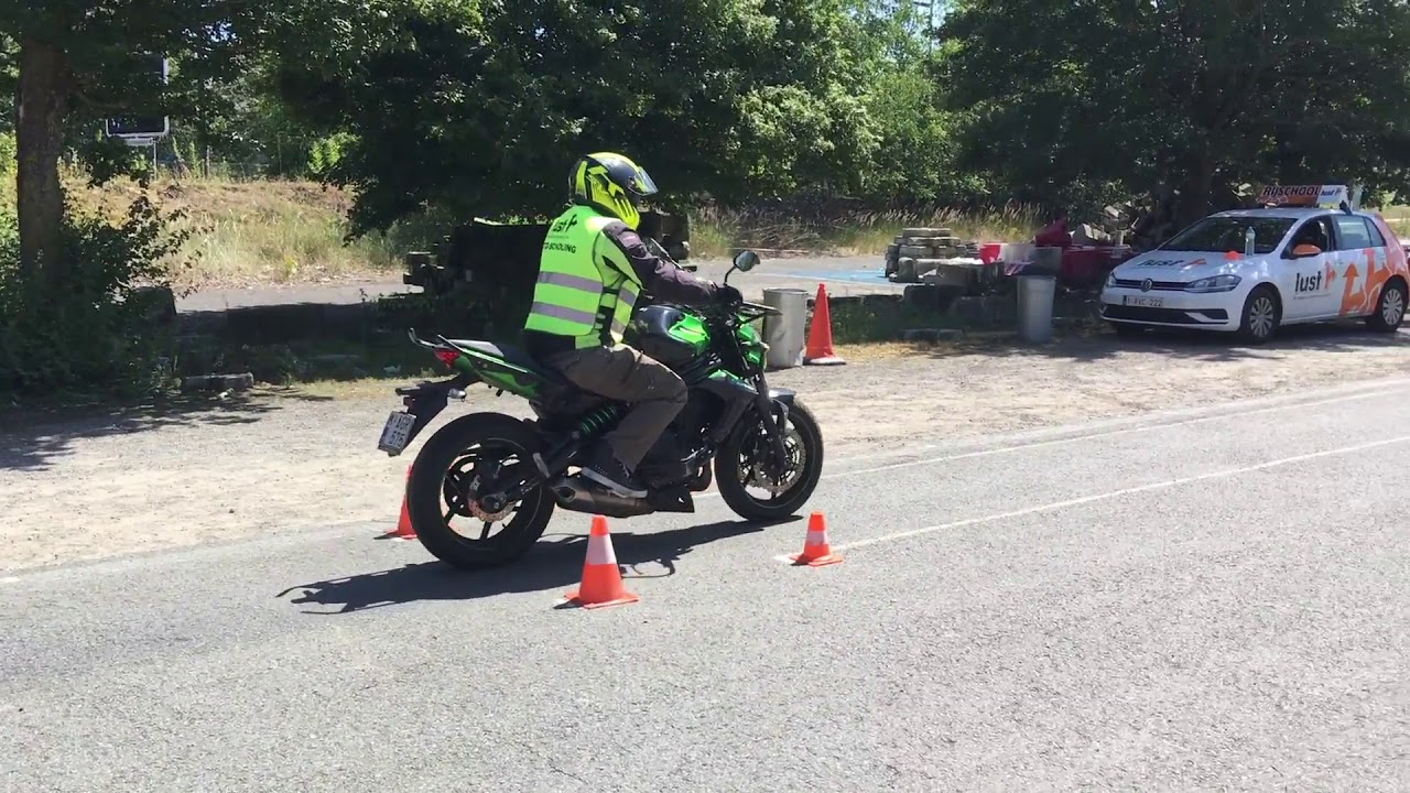 Manoeuvers oefenen Belgisch rijbewijs cat A Motorfiets met rijschool Lust